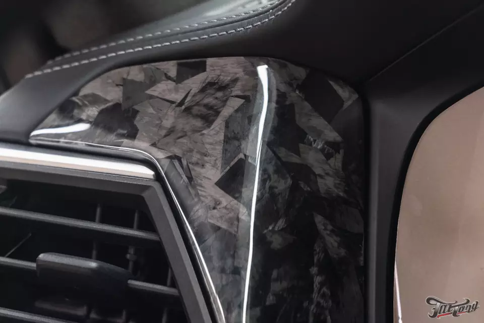 BMW M440i. Ламинация кованым карбоном деталей интерьера!